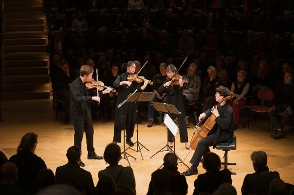 
                                レオンコロ弦楽四重奏団:ドイツのブレズホールでの演奏会 ©jakobtillmann