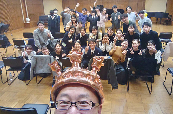 クラスコンサート後、先生のお誕生日祝い