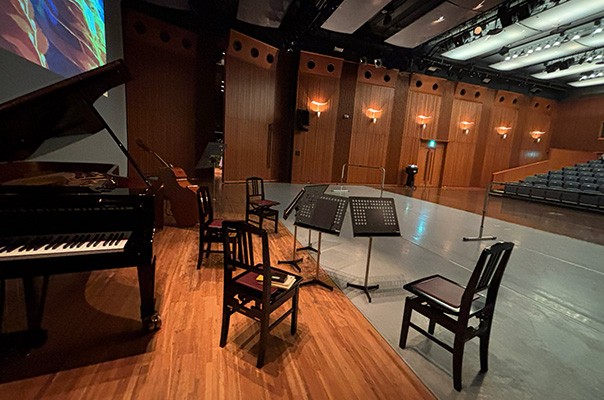 仲間と作るコンサート、開演前のホール