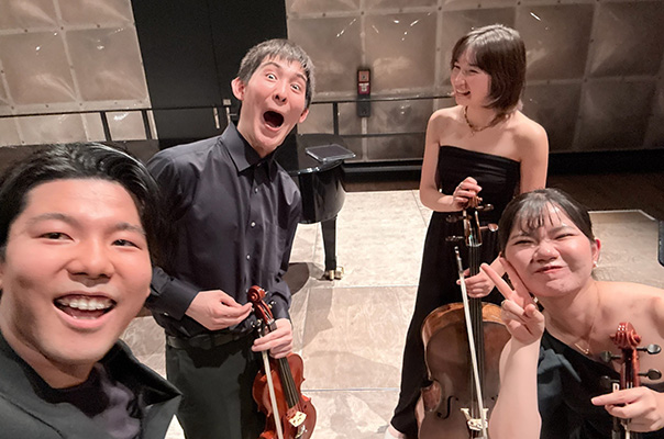 学校のコンサートで演奏したピアノカルテットのメンバーと