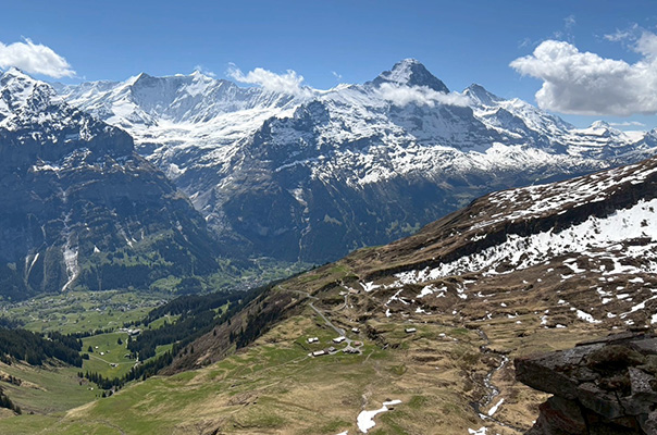 グリンデルヴァルトのフィルストから見えるアルプス山脈 愛の不時着のロケ地としても有名