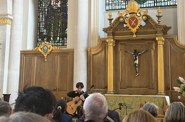イギリスでは教会で演奏する事が多いです
