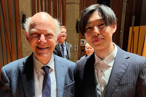 コンクール優勝後に恩師との写真（The Prince’s Prize 2026）