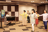 シニア世代のグループレッスンのイメージ画像