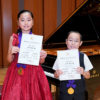 B部門第1位：小野里紗さん（左）と山平爽太さん