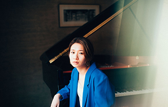 桑原あい（ジャズピアニスト）