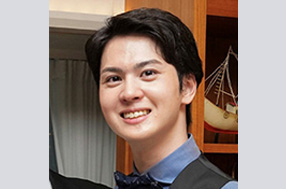 先輩職員I.Sさんの顔写真