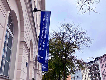 ウィーンミッテ駅から徒歩約10分の<br>位置にある大学のメインキャンパス