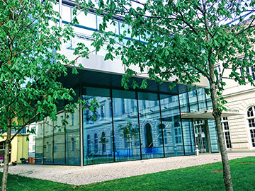 これは図書館です。私が入学したころから校舎の建て替えが進み、キレイで近代的な校舎が多くなりました