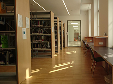 図書館内は広々としていて、数多くの楽譜を所蔵しています。
窓際の席ではヴァイオリンケースを置いても十分に余裕があります