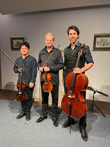 現在師事しているアルテンブルガー先生（写真中央）、チェリストのマシアス・バルトロメイ氏（写真右）と共に