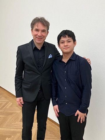 2022年の学年末試験で主席となり、翌年ピアニストのヒンターフーバー氏と共演。事前の合わせ等で一流演奏家の解釈に触れ、大きな刺激を得られました