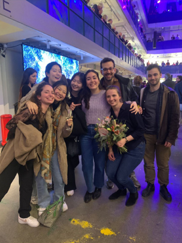 ミュンヘン・フィルアカデミー生の仲間との演奏後のひととき