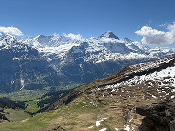 グリンデルヴァルトのフィルストから見えるアルプス山脈 愛の不時着のロケ地としても有名