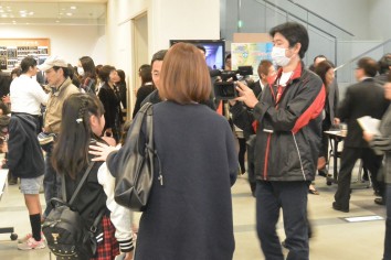 インタビューされる親子